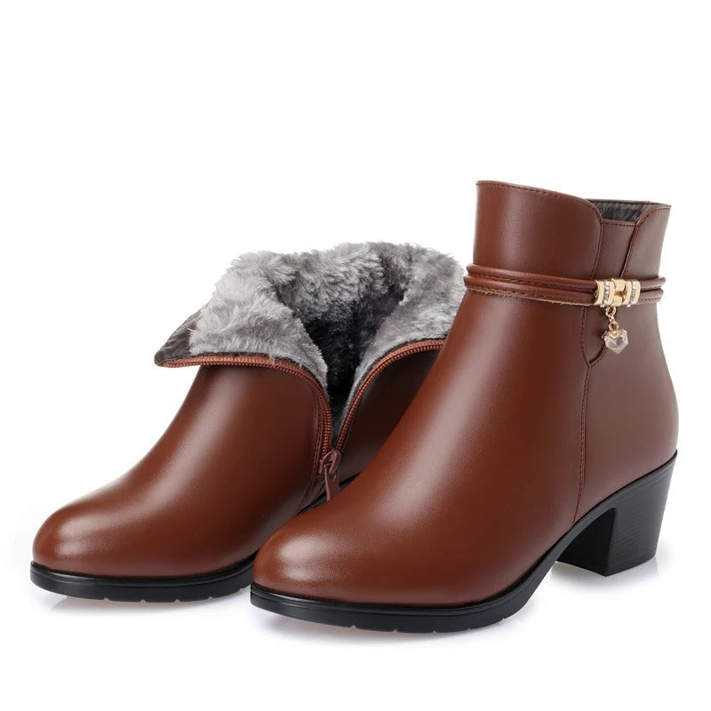 Frederika – Chic Winter Boots with Zipper Detail