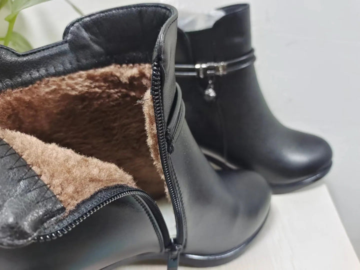 Frederika – Chic Winter Boots with Zipper Detail