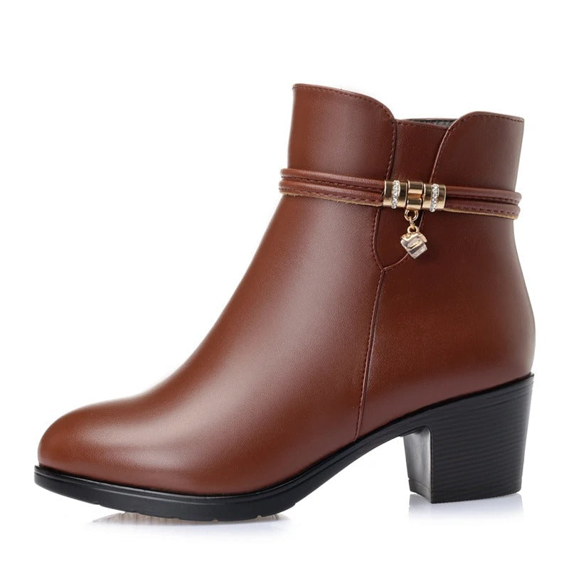 Frederika – Chic Winter Boots with Zipper Detail
