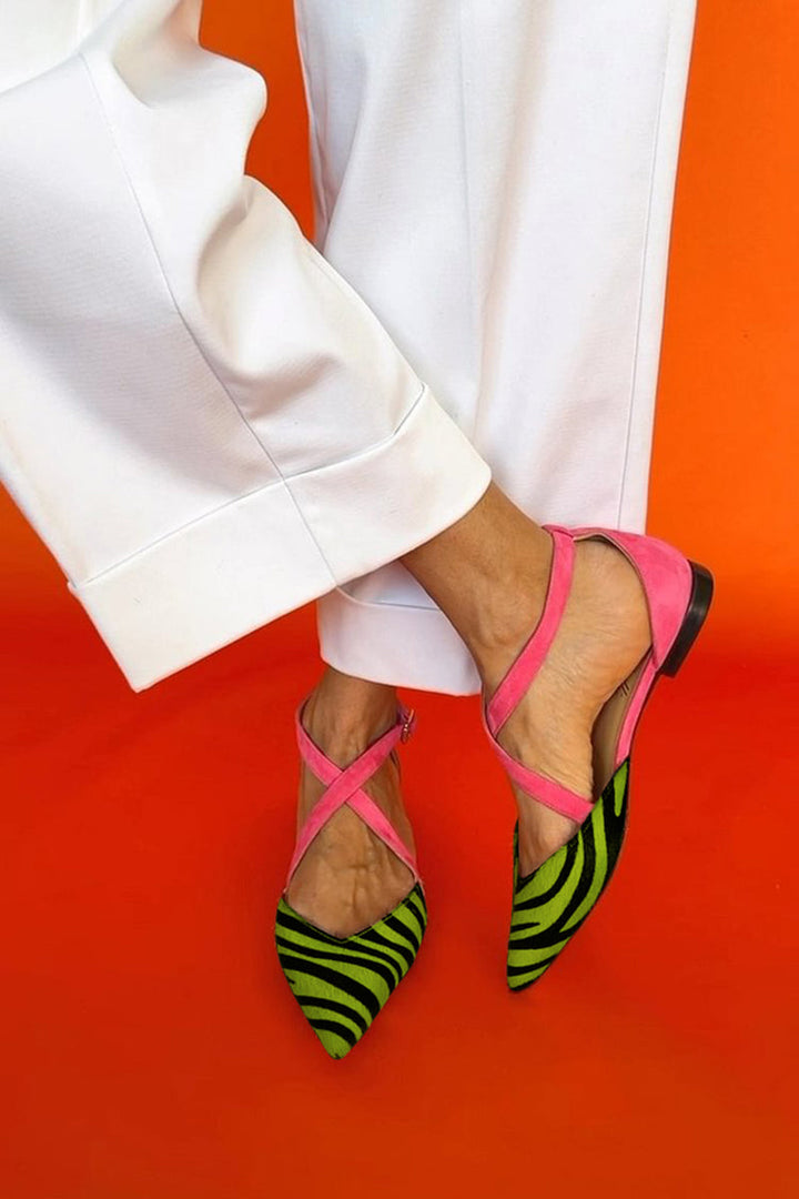 Linali™ | Flat sandals with zebra print and cross ankle straps